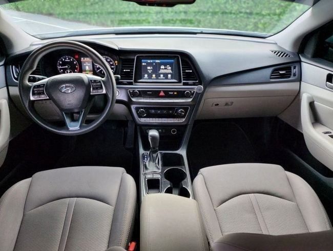 Подержанный Hyundai Sonata VII (LF) Рестайлинг, 2.0 л, 2018 в Шардже от Nassem Al Sham Used Cars Белый цвет. Other | AUTO.AE