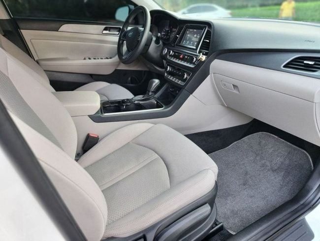 Подержанный Hyundai Sonata VII (LF) Рестайлинг, 2.0 л, 2018 в Шардже от Nassem Al Sham Used Cars Белый цвет. Other | AUTO.AE