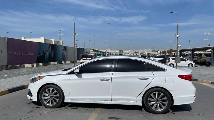 Подержанный Hyundai Sonata VII (LF), 2.0 л, 2015 в Шардже от Halla Cars Белый цвет. Канадская | AUTO.AE