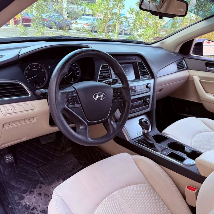 Подержанный Hyundai Sonata VII (LF), 2.4 л, 2016 в Шардже от Sarmad Cars Черный цвет. Американская | AUTO.AE