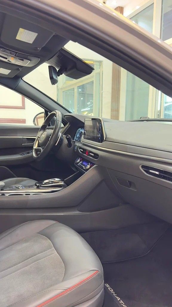 Used Hyundai Sonata VIII (DN8), 2.0 l, 2020 in Sharjah by Rebou Alfakhama, Silver color. American Specs | AUTO.AE