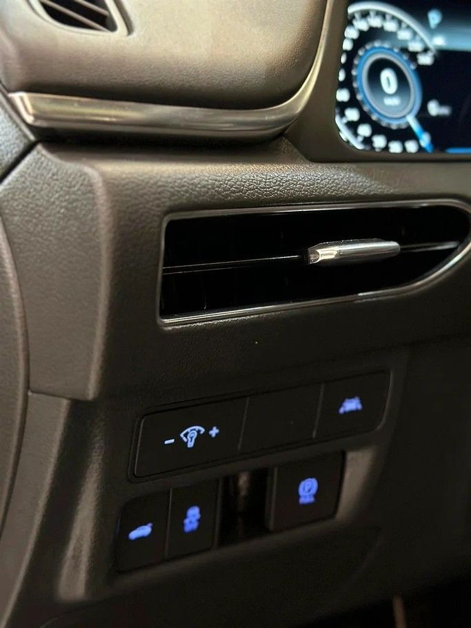 Used Hyundai Sonata VIII (DN8), 2.0 l, 2020 in Sharjah by Rebou Alfakhama, Silver color. American Specs | AUTO.AE