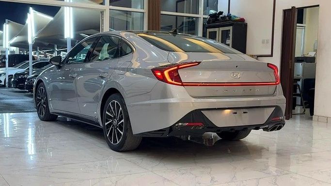 Used Hyundai Sonata VIII (DN8), 2.0 l, 2020 in Sharjah by Rebou Alfakhama, Silver color. American Specs | AUTO.AE