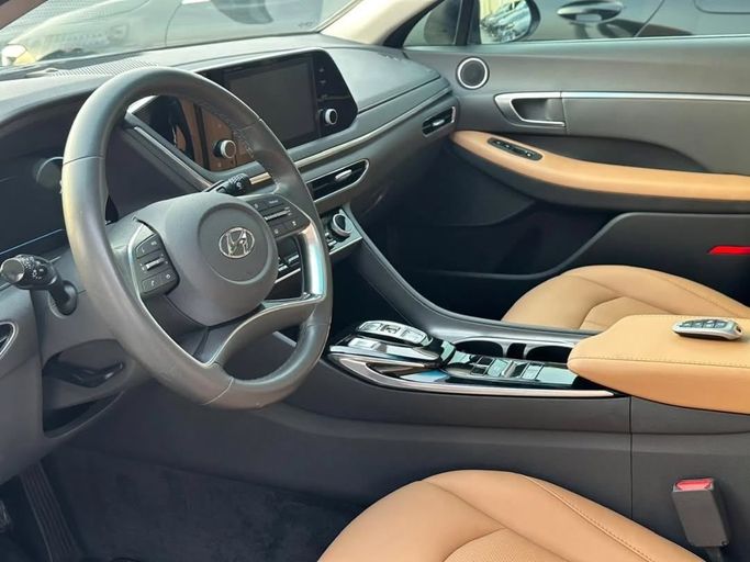 Подержанный Hyundai Sonata VIII (DN8), 2.5 л, 2020 в Шардже от Al Nukhba Al Malakyah Used Cars Серый цвет. Американская | AUTO.AE