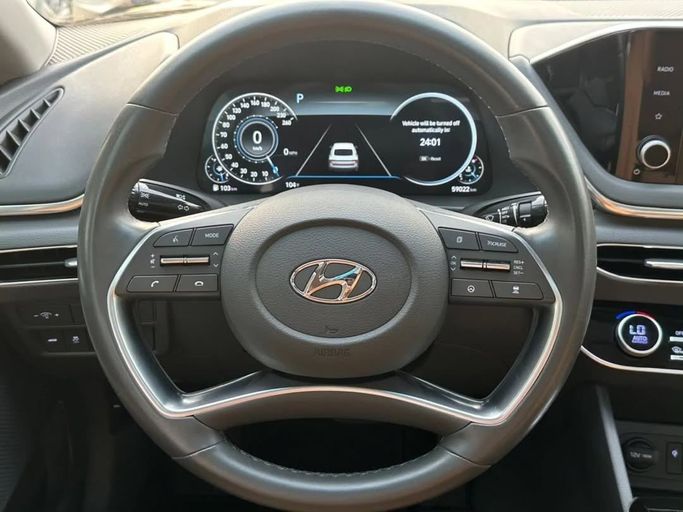 Подержанный Hyundai Sonata VIII (DN8), 2.5 л, 2020 в Шардже от Al Nukhba Al Malakyah Used Cars Серый цвет. Американская | AUTO.AE