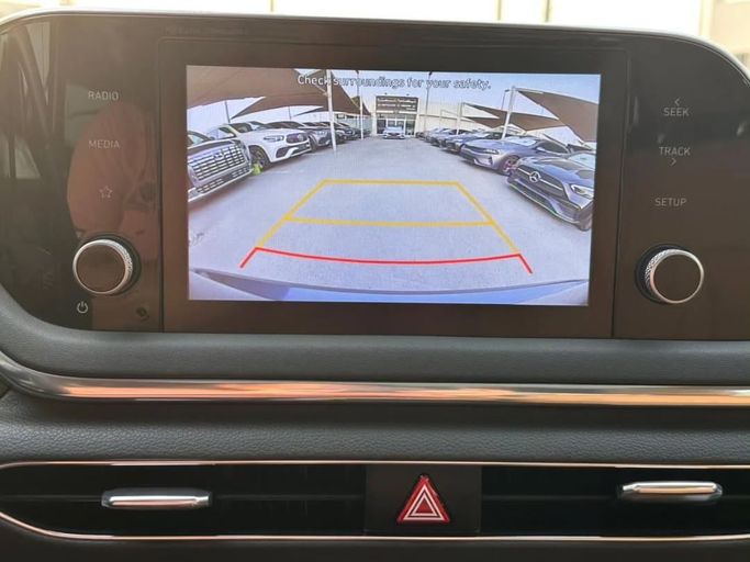 Подержанный Hyundai Sonata VIII (DN8), 2.5 л, 2020 в Шардже от Al Nukhba Al Malakyah Used Cars Серый цвет. Американская | AUTO.AE