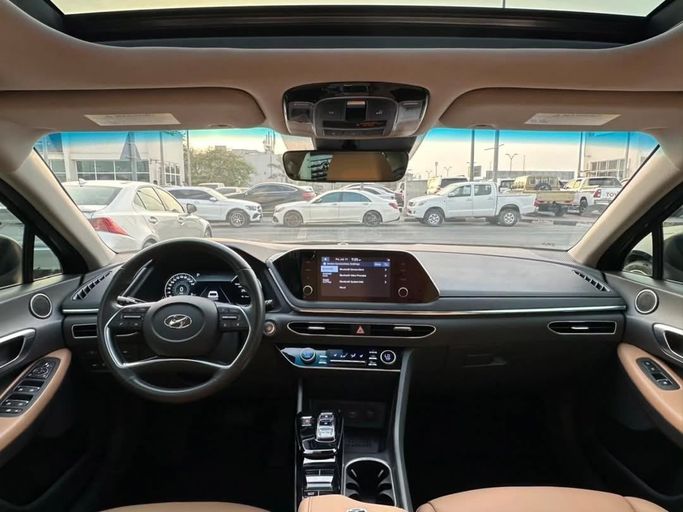 Подержанный Hyundai Sonata VIII (DN8), 2.5 л, 2020 в Шардже от Al Nukhba Al Malakyah Used Cars Серый цвет. Американская | AUTO.AE