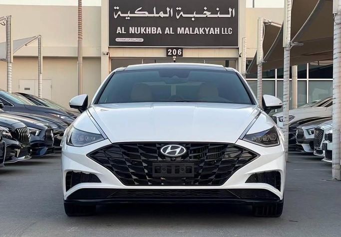 Подержанный Hyundai Sonata VIII (DN8), 1.6 л, 2020 в Шардже от Al Nukhba Al Malakyah Used Cars Белый цвет. Американская | AUTO.AE