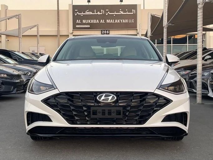 Подержанный Hyundai Sonata VIII (DN8), 2.5 л, 2022 в Шардже от Al Nukhba Al Malakyah Used Cars Белый цвет. Американская | AUTO.AE