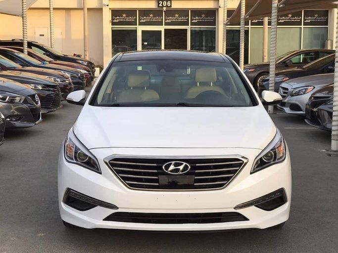 Подержанный Hyundai Sonata VII (LF), 2.4 л, 2015 в Шардже от Al Nukhba Al Malakyah Used Cars Белый цвет. Американская | AUTO.AE