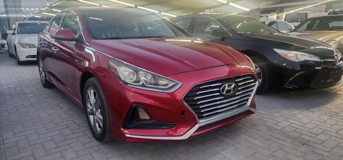Подержанный Hyundai Sonata VII (LF) Рестайлинг, 2.0 л, 2018 в Шардже от Al Najem Used Cars Красный цвет. Американская | AUTO.AE