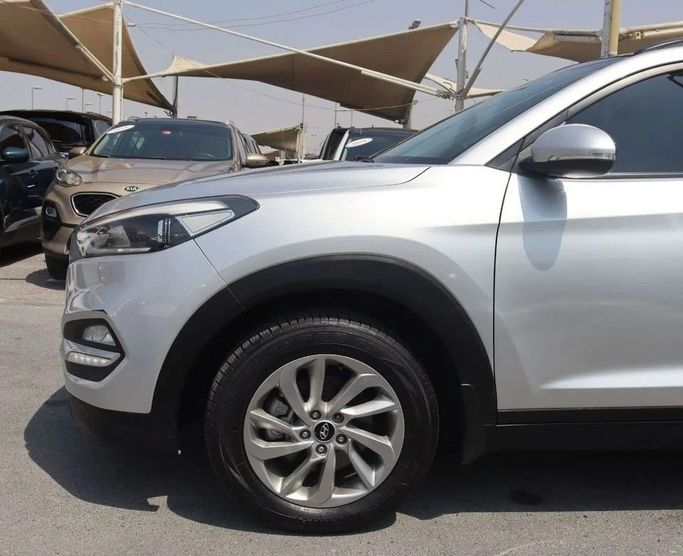Подержанный Hyundai Tucson III, 2.0 л, 2016 в Шардже от Al Sayed Khamis Used Cars Серебристый цвет. GCC | AUTO.AE
