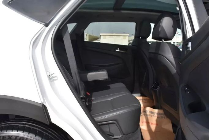 Подержанный Hyundai Tucson III Рестайлинг, 1.6 л, 2021 в Шардже от Alfaris Used Cars Белый цвет. Other | AUTO.AE