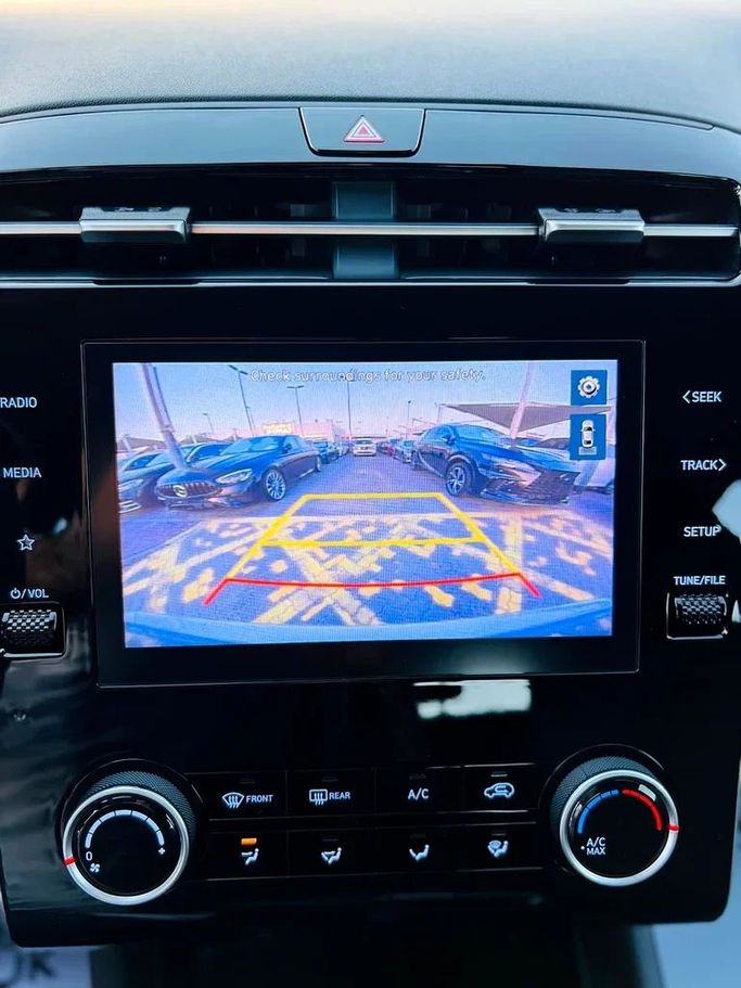 Подержанный Hyundai Tucson IV, 2.0 л, 2023 в Шардже от Karkuk Used Cars Серебристый цвет. Американская | AUTO.AE