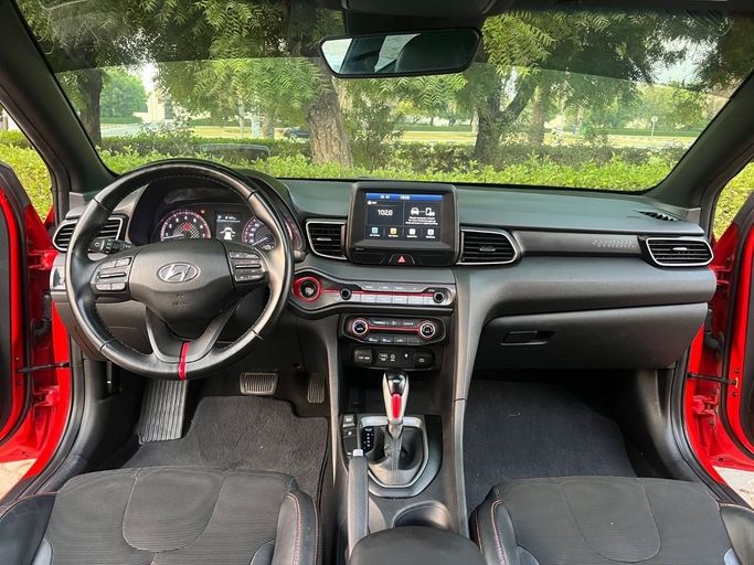 Подержанный Hyundai Veloster II, 2.0 л, 2020 в Шардже от Titanium Used Cars Красный цвет. GCC | AUTO.AE