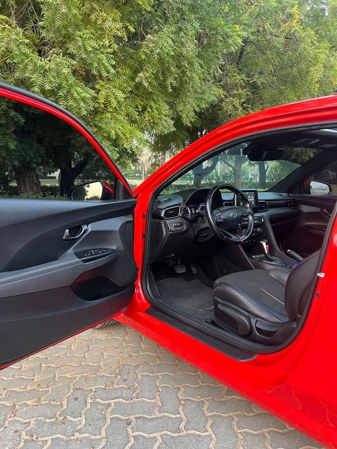Подержанный Hyundai Veloster II, 2.0 л, 2020 в Шардже от Titanium Used Cars Красный цвет. GCC | AUTO.AE