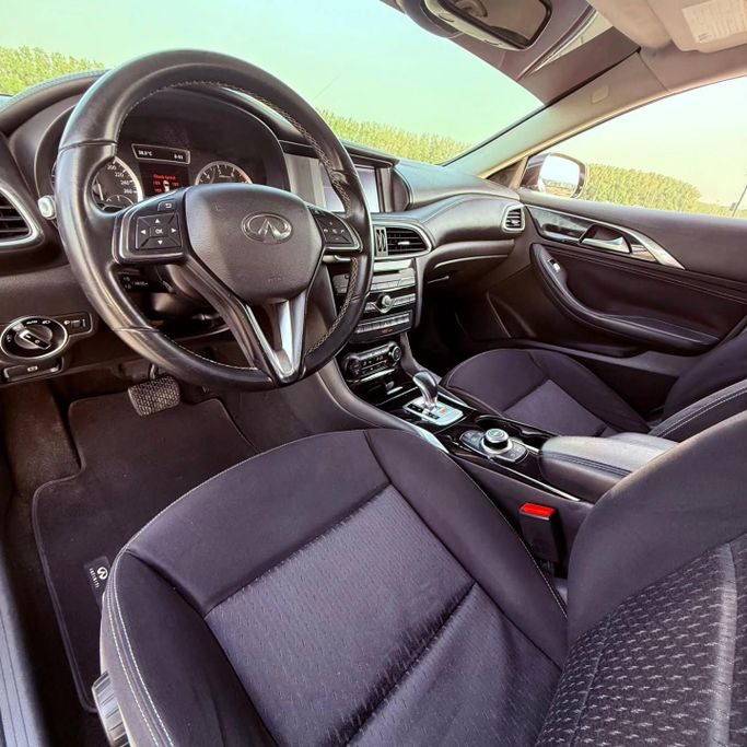 Подержанный Infiniti Q30, 1.6 л, 2019 в Шардже от Sarmad Cars Серый цвет. Other | AUTO.AE