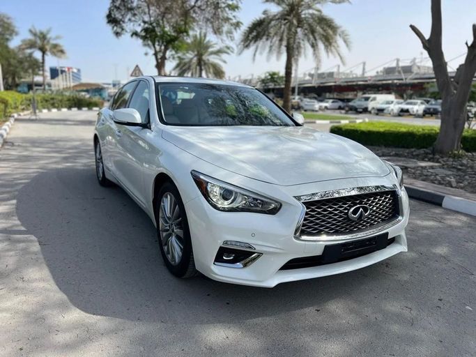 Подержанный Infiniti Q50 I Рестайлинг, 2.0 л, 2018 в Шардже от Abo Saif Белый цвет. GCC | AUTO.AE