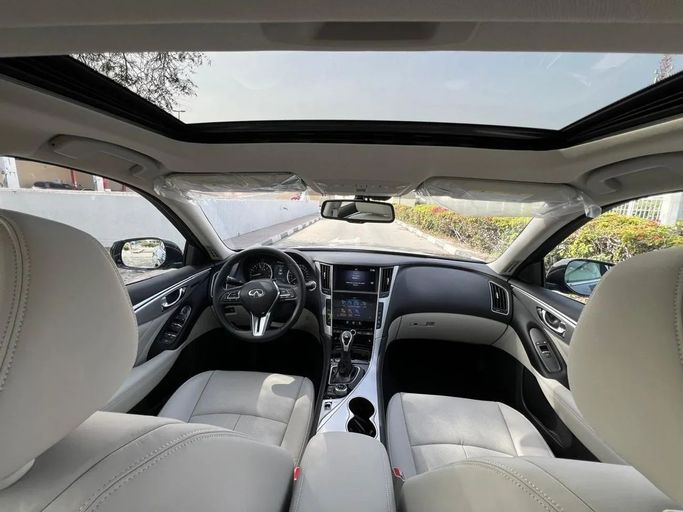 Подержанный Infiniti Q50 I Рестайлинг, 2.0 л, 2018 в Шардже от Abo Saif Белый цвет. GCC | AUTO.AE