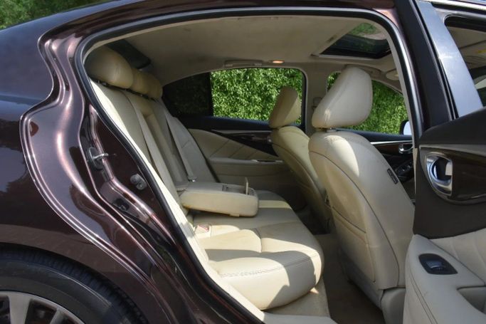 Подержанный Infiniti Q50 I Рестайлинг, 3.0 л, 2019 в Шардже от Alfaris Used Cars Коричневый цвет. Other | AUTO.AE