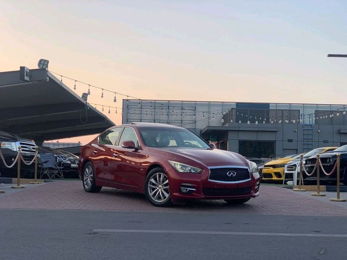 Подержанный Infiniti Q50 I, 2.0 л, 2014 в Шардже от Al Najem Used Cars Красный цвет. GCC | AUTO.AE