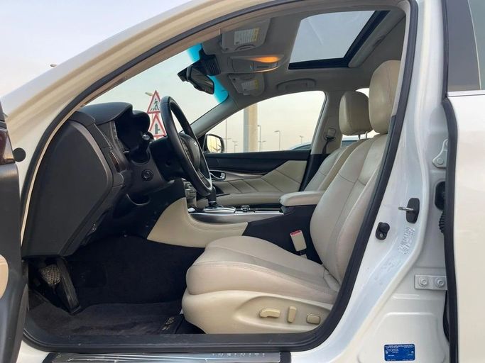 Подержанный Infiniti Q70 I Рестайлинг, 3.7 л, 2017 в Шардже от Al Hashal Used Cars Белый цвет. GCC | AUTO.AE