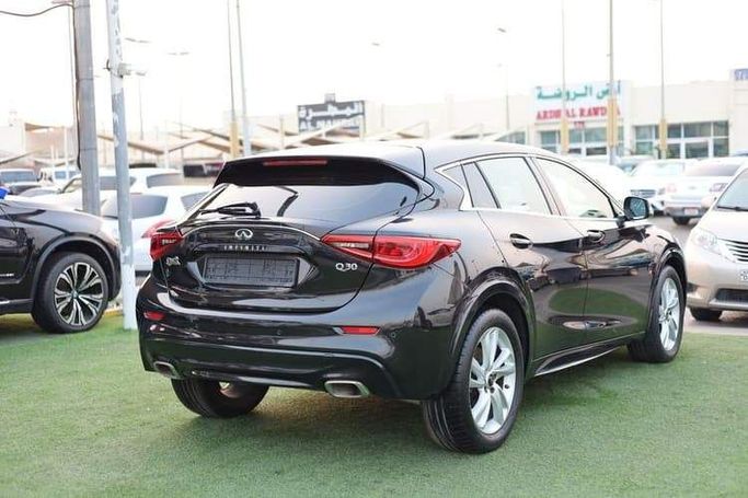 Подержанный Infiniti QX30, 2.0 л, 2019 в Шардже от OMC Used Cars Черный цвет. GCC | AUTO.AE