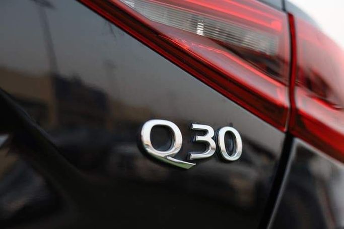 Подержанный Infiniti QX30, 2.0 л, 2019 в Шардже от OMC Used Cars Черный цвет. GCC | AUTO.AE