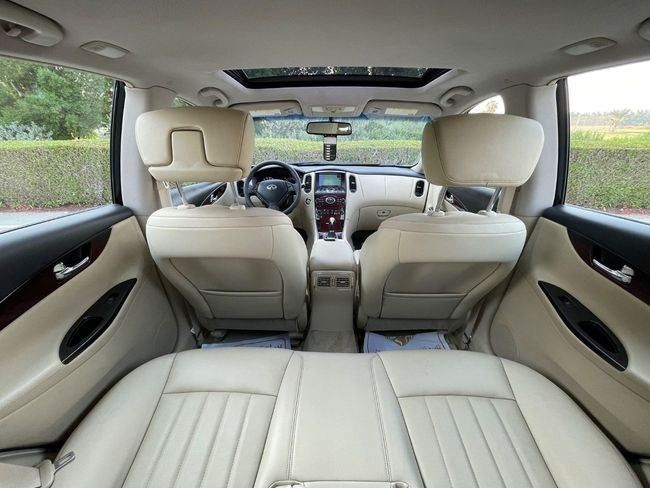 Подержанный Infiniti QX50 II, 2.0 л, 2017 в Шардже от Berlin Used Cars Серебристый цвет. GCC | AUTO.AE