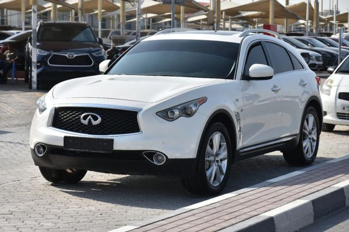 Подержанный Infiniti QX70, 5.0 л, 2019 в Шардже от Alfaris Used Cars Белый цвет. GCC | AUTO.AE