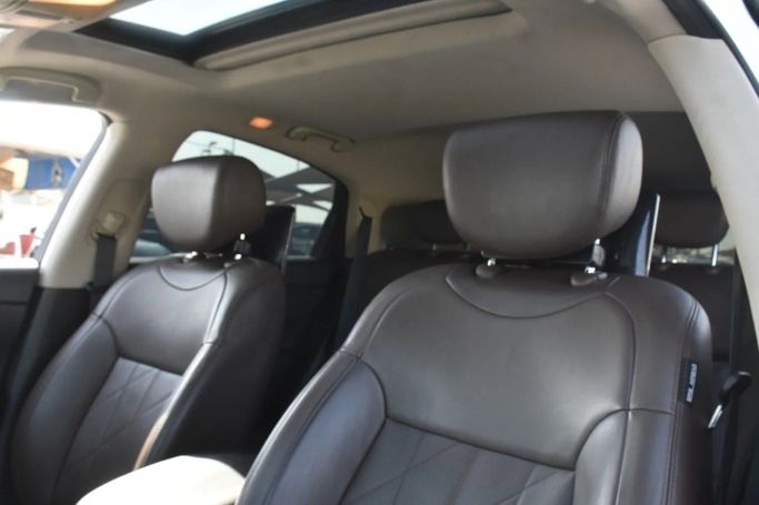 Подержанный Infiniti QX70, 5.0 л, 2019 в Шардже от Alfaris Used Cars Белый цвет. GCC | AUTO.AE