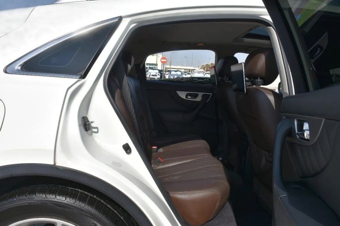 Подержанный Infiniti QX70, 5.0 л, 2019 в Шардже от Alfaris Used Cars Белый цвет. GCC | AUTO.AE