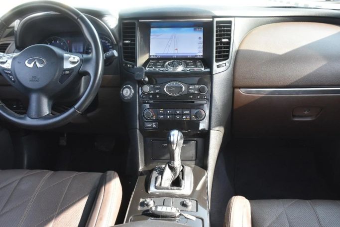 Подержанный Infiniti QX70, 5.0 л, 2019 в Шардже от Alfaris Used Cars Белый цвет. GCC | AUTO.AE
