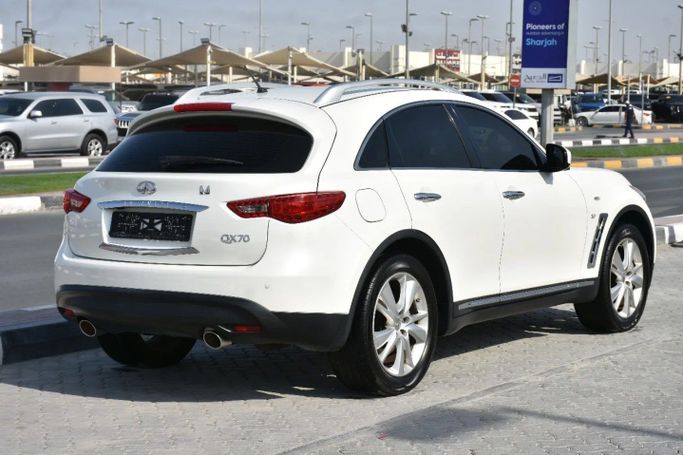 Подержанный Infiniti QX70, 5.0 л, 2019 в Шардже от Alfaris Used Cars Белый цвет. GCC | AUTO.AE