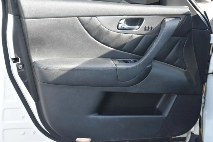 Подержанный Infiniti QX70, 5.0 л, 2019 в Шардже от Alfaris Used Cars Белый цвет. GCC | AUTO.AE