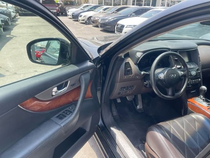 Подержанный Infiniti QX70, 3.7 л, 2014 в Шардже от Al Suraj Al Muneer Used Cars Черный цвет. GCC | AUTO.AE