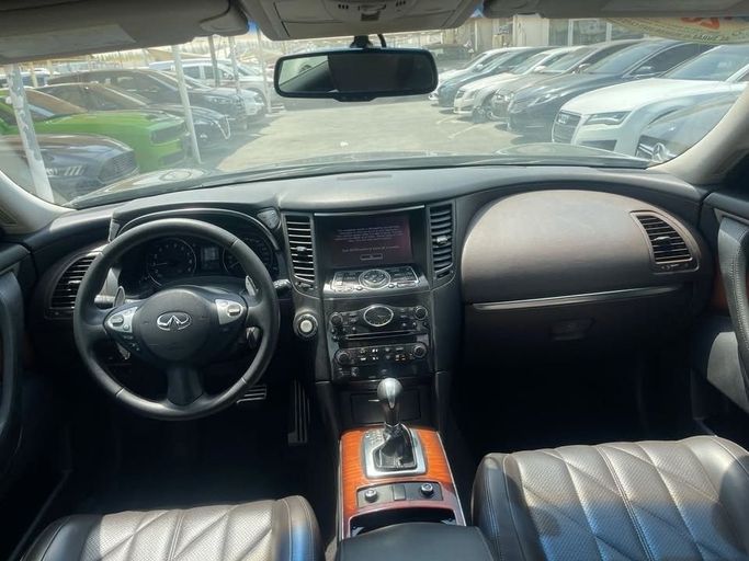 Подержанный Infiniti QX70, 3.7 л, 2014 в Шардже от Al Suraj Al Muneer Used Cars Черный цвет. GCC | AUTO.AE