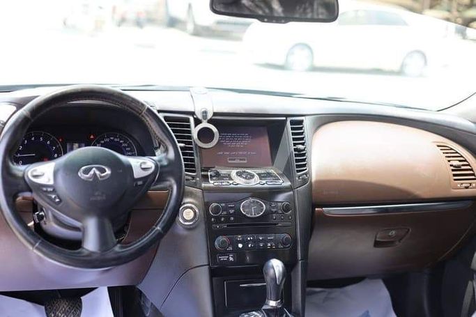 Подержанный Infiniti QX70, 3.7 л, 2019 в Шардже от OMC Used Cars Серый цвет. GCC | AUTO.AE