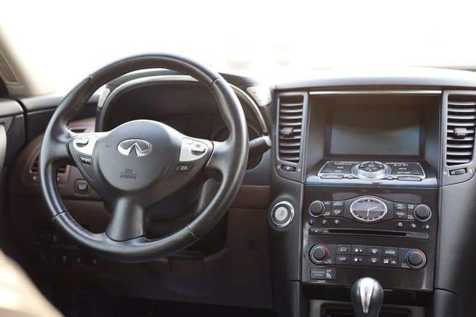 Подержанный Infiniti QX70, 3.7 л, 2016 в Шардже от OMC Used Cars Коричневый цвет. GCC | AUTO.AE