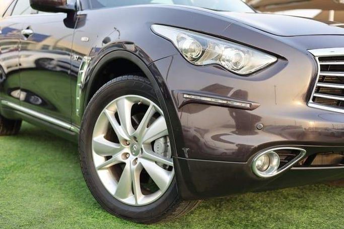 Подержанный Infiniti QX70, 3.7 л, 2016 в Шардже от OMC Used Cars Коричневый цвет. GCC | AUTO.AE