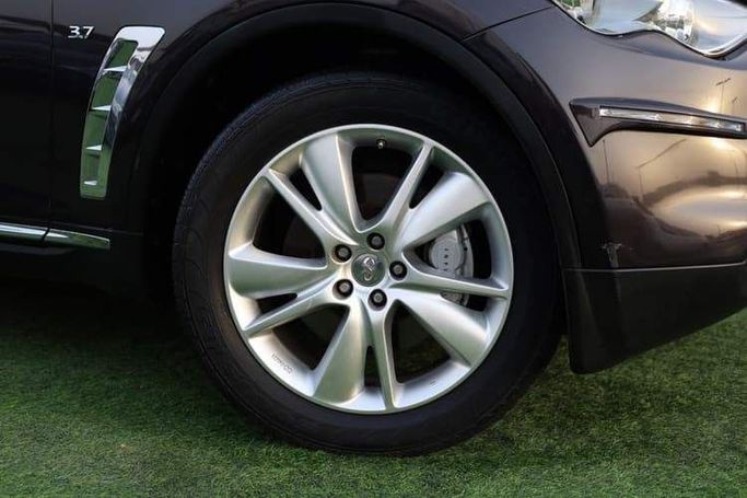 Подержанный Infiniti QX70, 3.7 л, 2016 в Шардже от OMC Used Cars Коричневый цвет. GCC | AUTO.AE