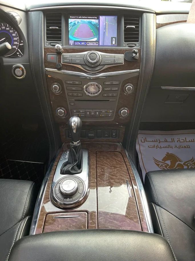 Подержанный Infiniti QX80 I Рестайлинг, 5.6 л, 2015 в Шардже от Al Muhtaref Used Cars Серебристый цвет. GCC | AUTO.AE