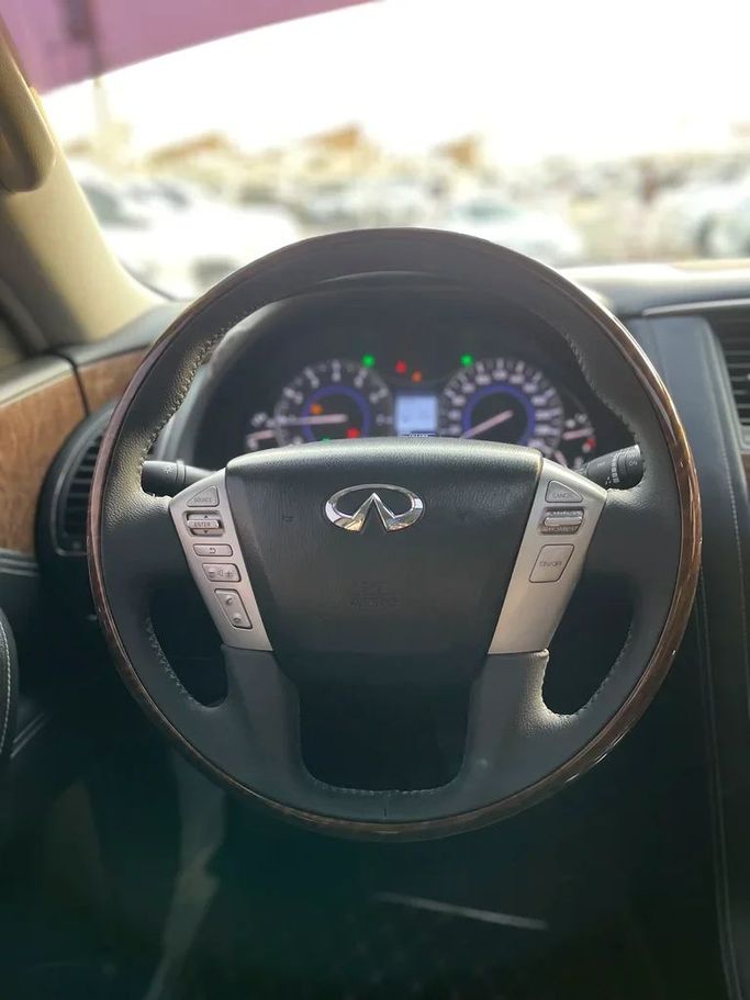 Подержанный Infiniti QX80 I Рестайлинг, 5.6 л, 2015 в Шардже от Al Muhtaref Used Cars Серебристый цвет. GCC | AUTO.AE