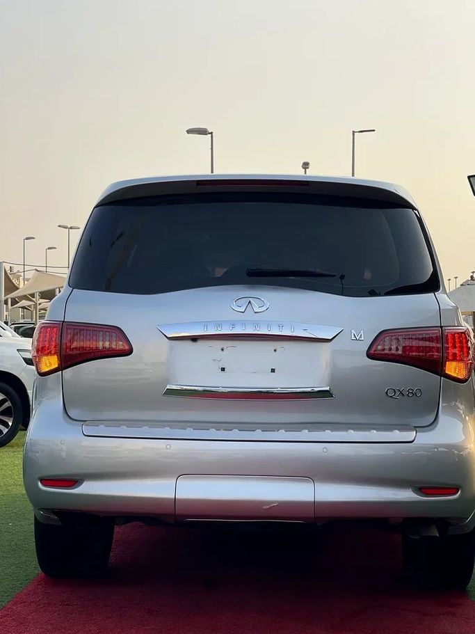 Подержанный Infiniti QX80 I Рестайлинг, 5.6 л, 2015 в Шардже от Al Muhtaref Used Cars Серебристый цвет. GCC | AUTO.AE
