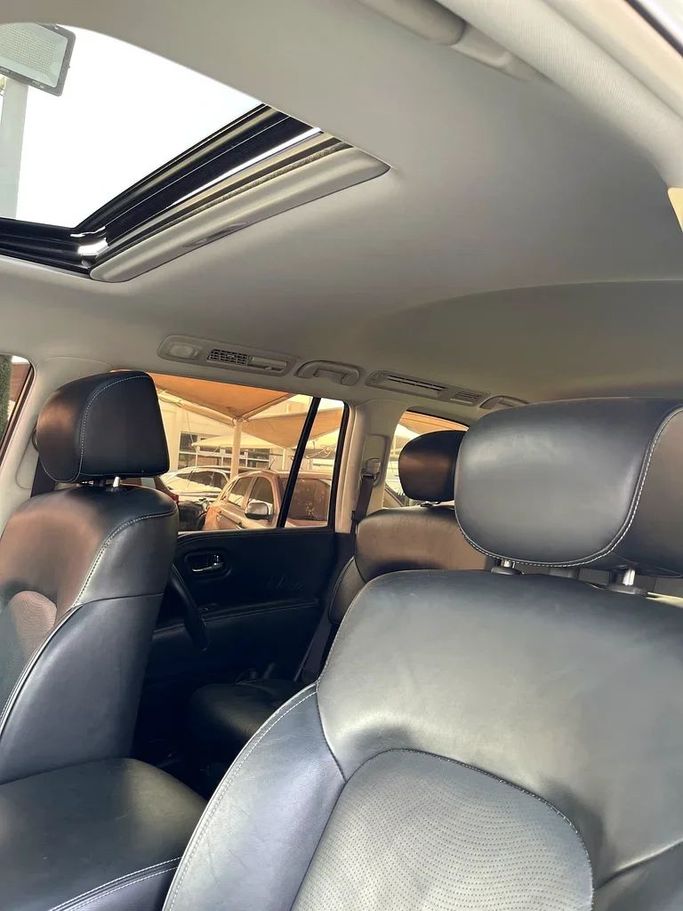 Подержанный Infiniti QX80 I Рестайлинг, 5.6 л, 2015 в Шардже от Al Muhtaref Used Cars Серебристый цвет. GCC | AUTO.AE