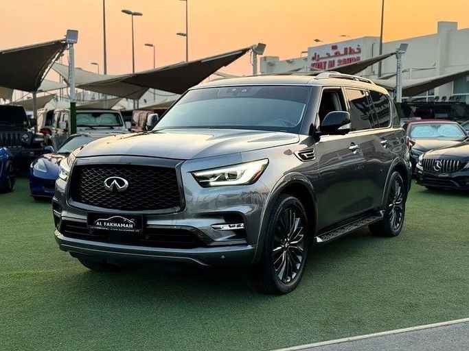 Подержанный Infiniti QX80 I Рестайлинг 2, 5.6 л, 2021 в Шардже от Al Fakhamah Used Cars Серый цвет. Американская | AUTO.AE
