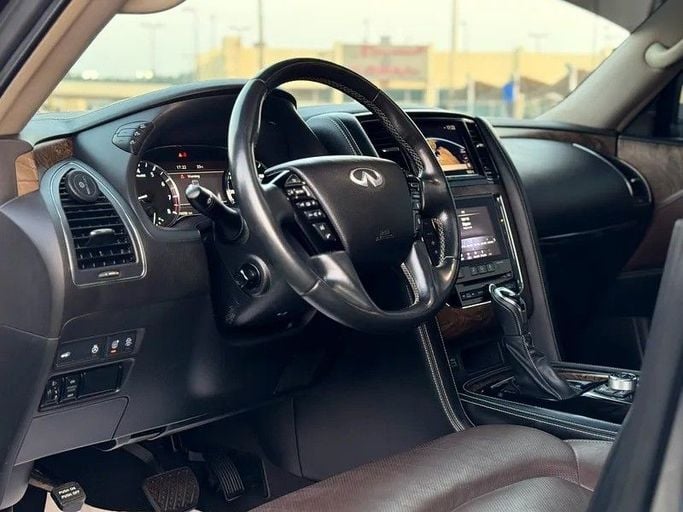 Подержанный Infiniti QX80 I Рестайлинг 2, 5.6 л, 2021 в Шардже от Al Fakhamah Used Cars Серый цвет. Американская | AUTO.AE