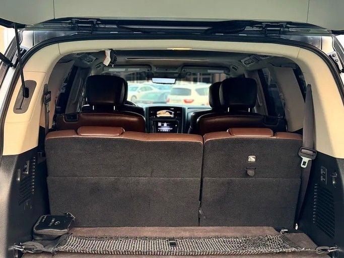 Подержанный Infiniti QX80 I Рестайлинг 2, 5.6 л, 2021 в Шардже от Al Fakhamah Used Cars Серый цвет. Американская | AUTO.AE