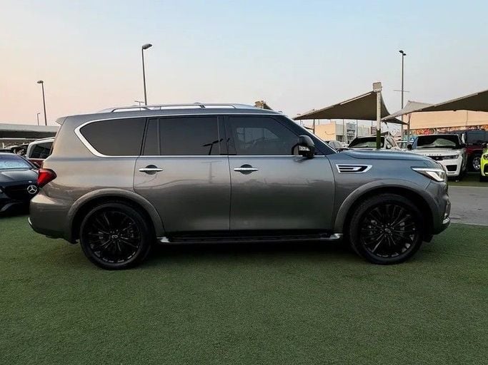 Подержанный Infiniti QX80 I Рестайлинг 2, 5.6 л, 2021 в Шардже от Al Fakhamah Used Cars Серый цвет. Американская | AUTO.AE