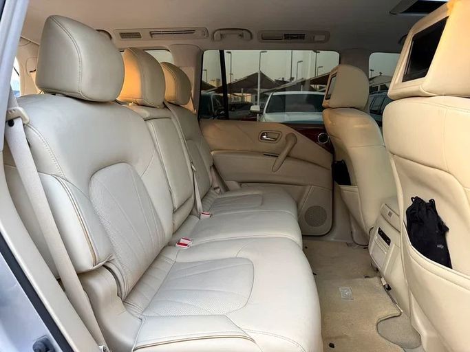 Подержанный Infiniti QX80 I Рестайлинг, 5.6 л, 2016 в Шардже от Hamsat Waad Серебристый цвет. GCC | AUTO.AE